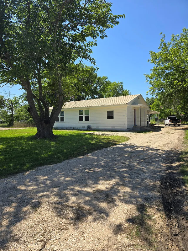 Mart Multiplex: 811 E Navarro Ave