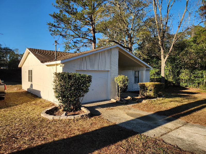 Dothan House: 301 Hidden Glen Way