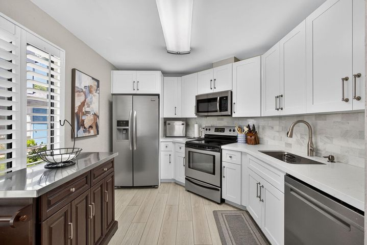 Greenacres Townhome: 406 Harbour Pointe Way