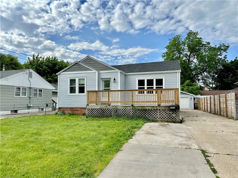 Des Moines House: 2303 Maple St