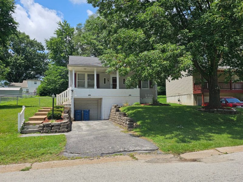 Saint Louis House: 25 N Marguerite Ave