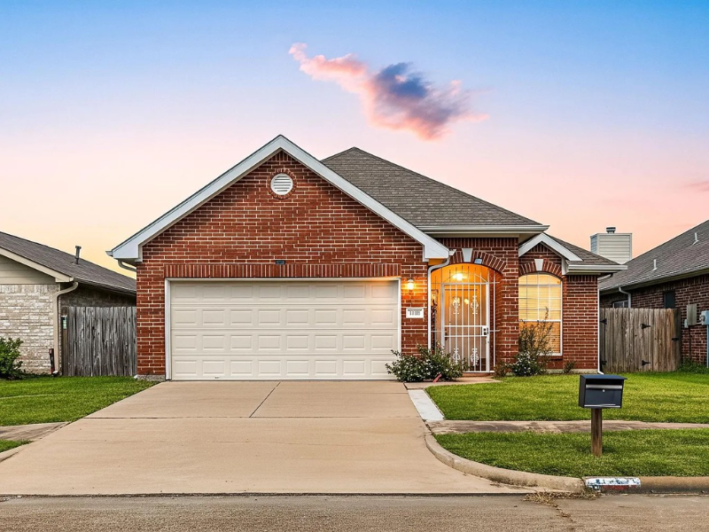 Houston House: 13530 Carruth Ln