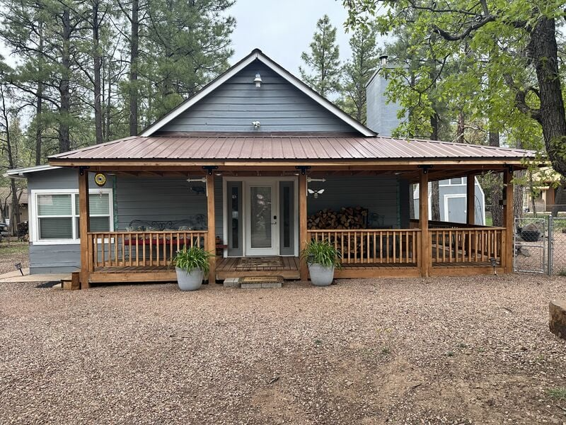 Lakeside House: 938 W Apache Ln