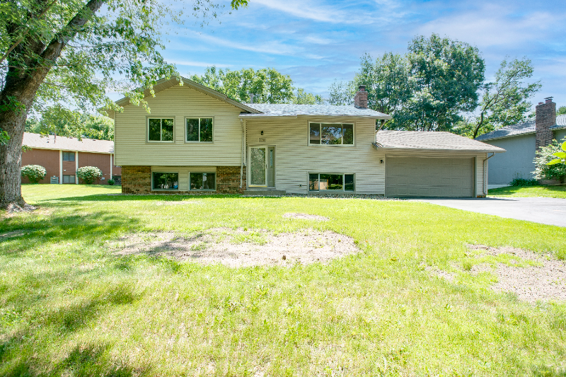 Maple Grove House: 7680 Berkshire Way N