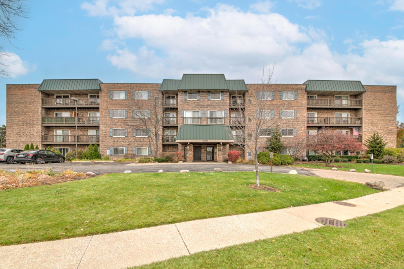 Elk Grove VIllage Apartment: 700 Perrie Drive