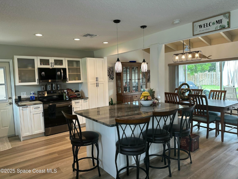 Melbourne House: 574 Dianne Drive