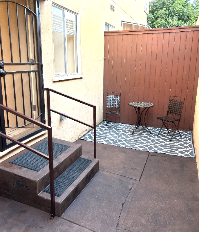 Los Angeles Apartment: 4021 Centinela Ave.