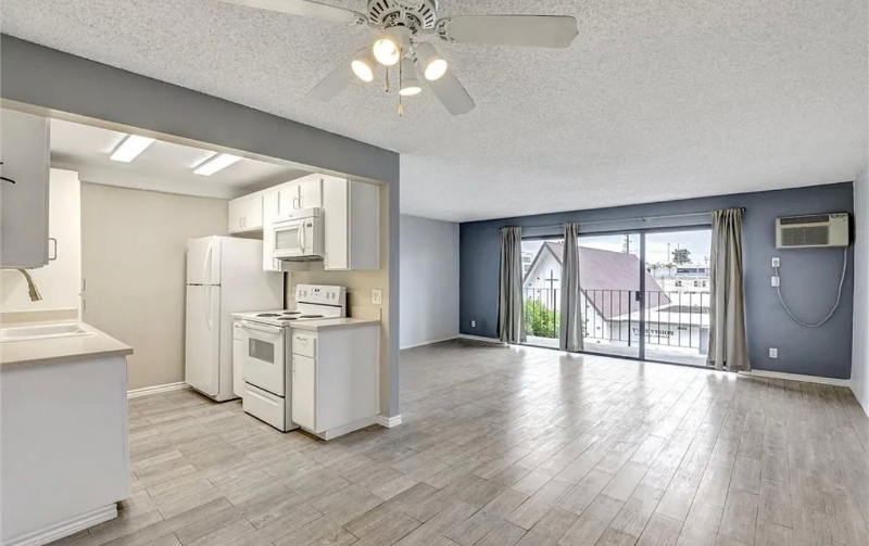 long beach Condo: 3530 elm ave