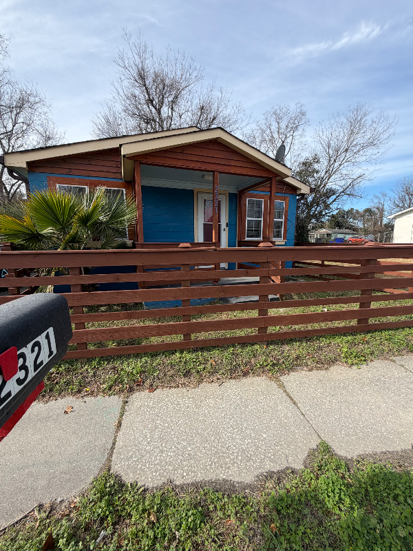 Charleston House: 2321 Spruill Ave