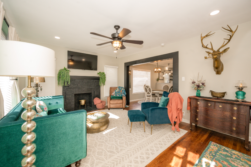 Tyler House: 611 W Houston St