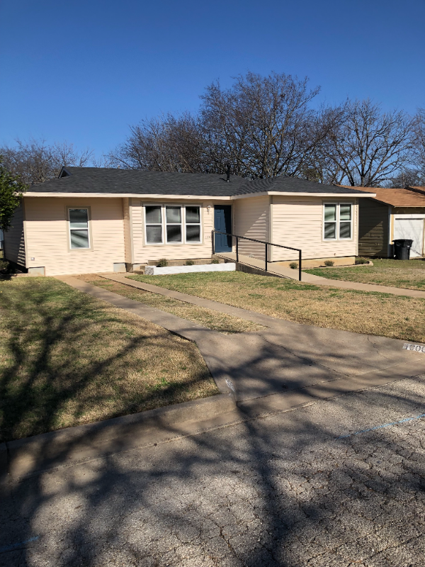 Cleburne House: 1006 Bales St.