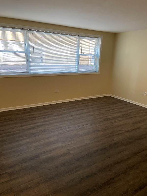 Melrose Park Apartment: 1971 N 19th Ave