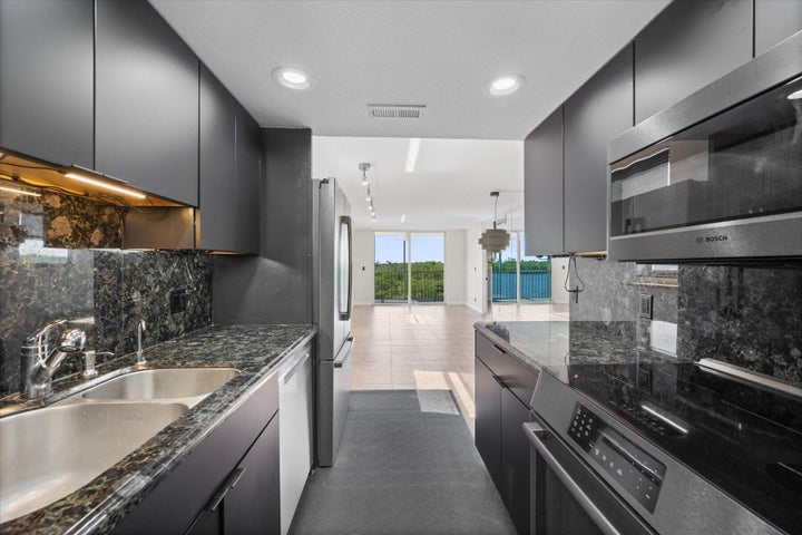 Boynton Beach Condo: 689 NE 6th Court 4010