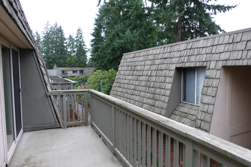 Bellevue Condo: 1400 153rd Ave NE