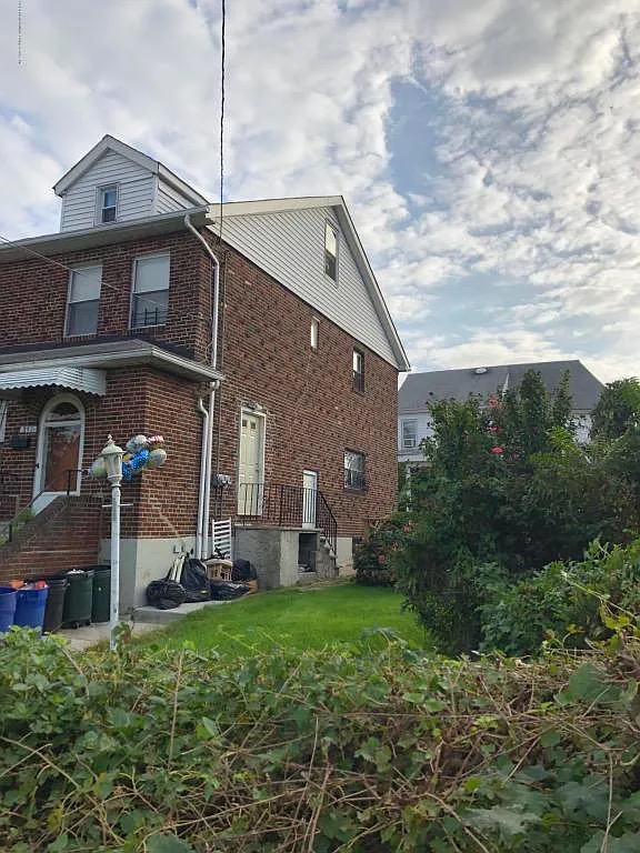 Staten Island House: 352 Liberty Ave