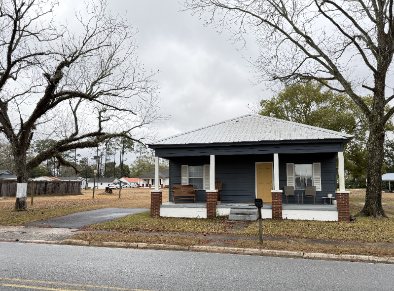 Glennville House: 205 South Baker Street