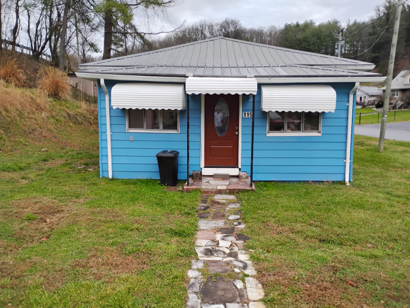 Clintwood House: 115 Chatham dr