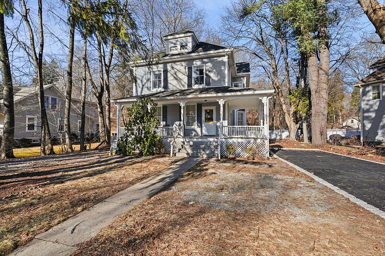 Goldens Bridge House: 46 Old Bedford Road