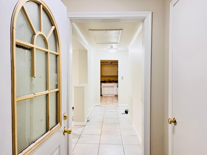 Farmington House: 25323 Orchard Lake Rd