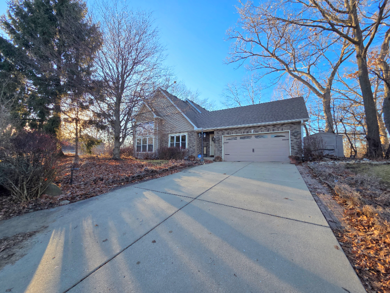 Carpentersville House: 1025 Rosewood Dr