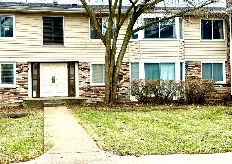 Woodridge Condo: 3108 Roberts Dr, Unit 6, Woodridge, IL 60517