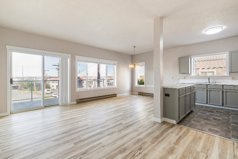 Bellingham Apartment: 628 N. State St. #3