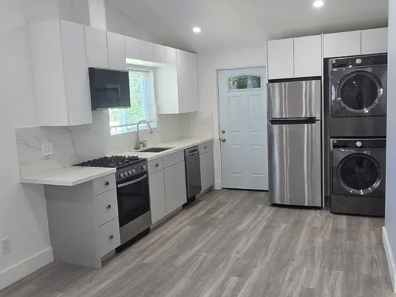 West Hills House: 6546 Bobbyboyar Ave