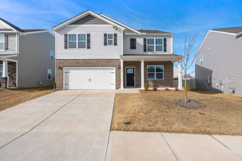 Simpsonville House: 121 Bayridge Rd