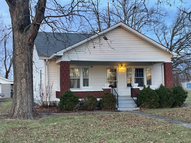 Shepherdsville House: 614 Highway 44 W