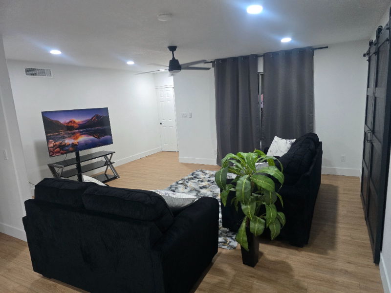 Glendale House: 4415 W Carol Ave