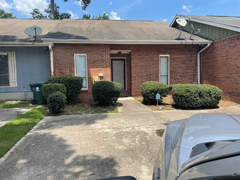 Warner Robins Townhome: 111 Leisure Lake Court