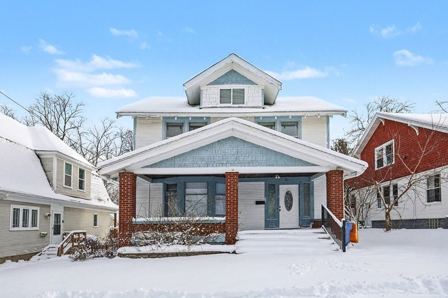 Grand Rapids House: 32 Fuller Ave SE