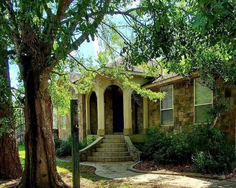 Slidell House: 212 Canulette Rd