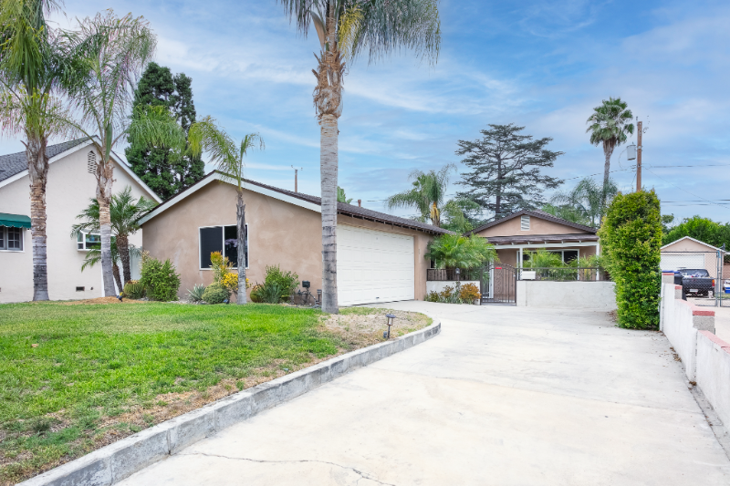 Burbank House: 326 N Naomi St