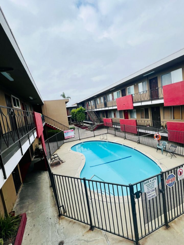 Hawthorne Apartment: 12129 Manor Dr,