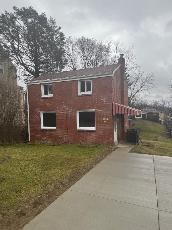 West Mifflin House: 416 Oak St