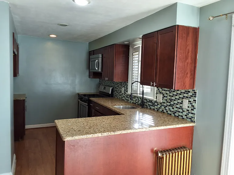 Linden Multiplex: 409 Miltonia St,