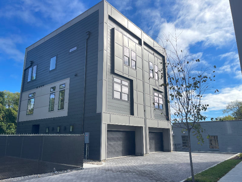 Columbia Townhome: 107 E 9th St