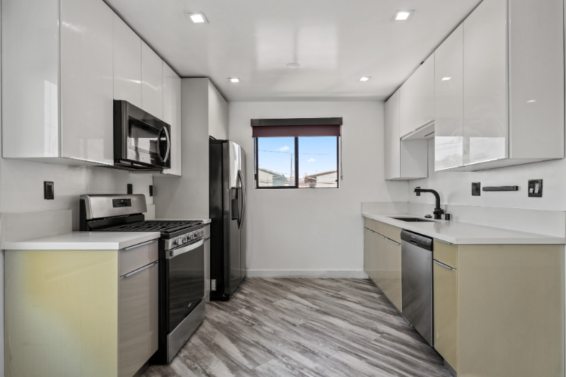 Los Angeles Apartment: 955 Oxford Ave