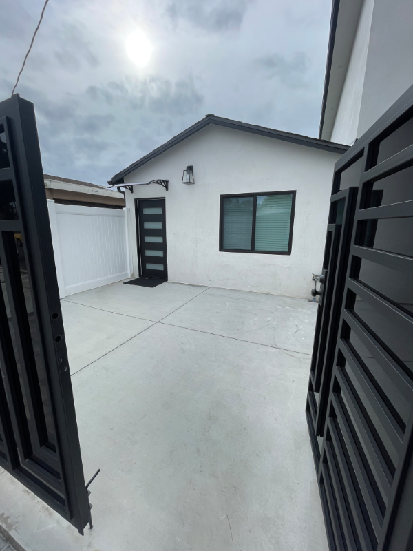 Sun Valley House: 8683 Haddon Ave,