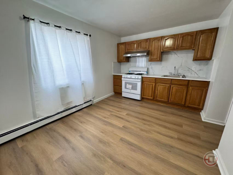 Bronx Townhome: 270 Hosmer Ave