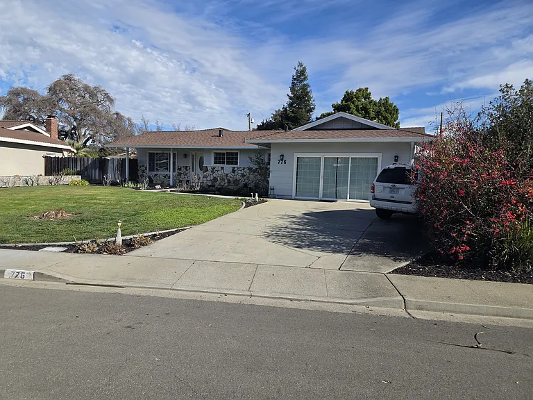 Concord House: 776 Berkshire Pl