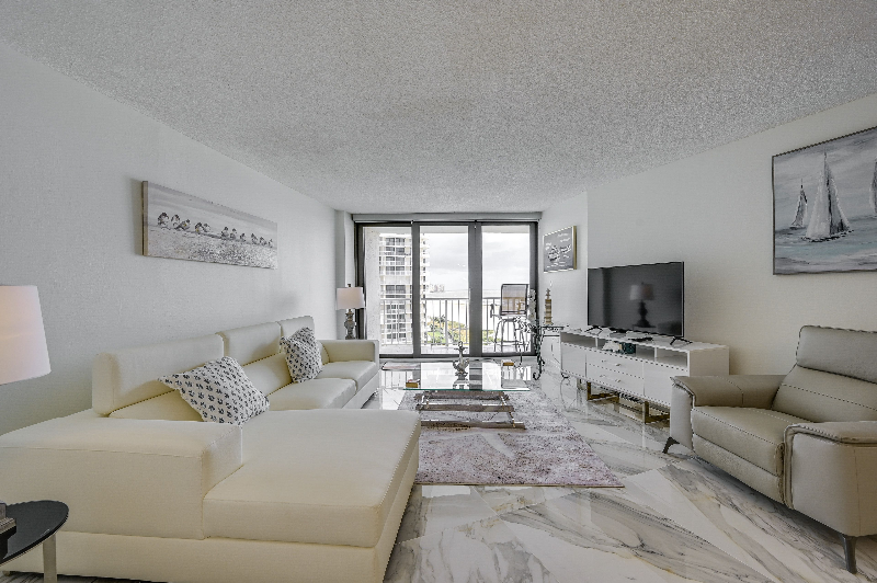 MARCO ISLAND Condo: 320 SEAVIEW CT