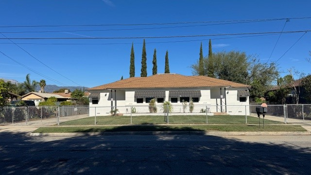 Fontana House: 16744 Athol Street