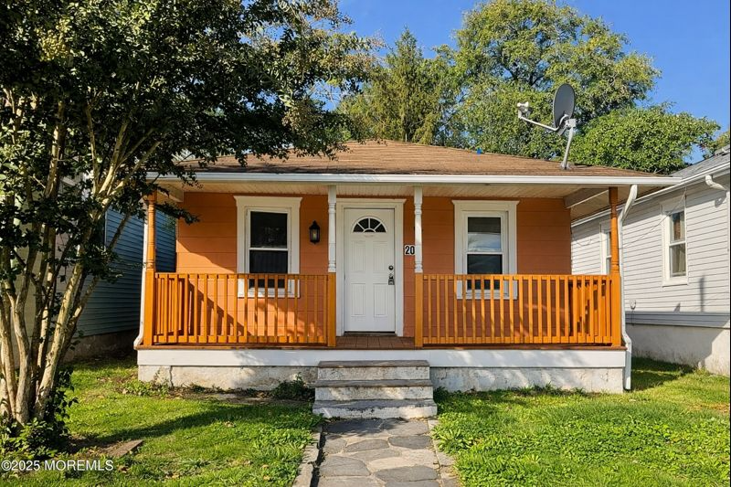 Neptune House: 207 Drummond Ave