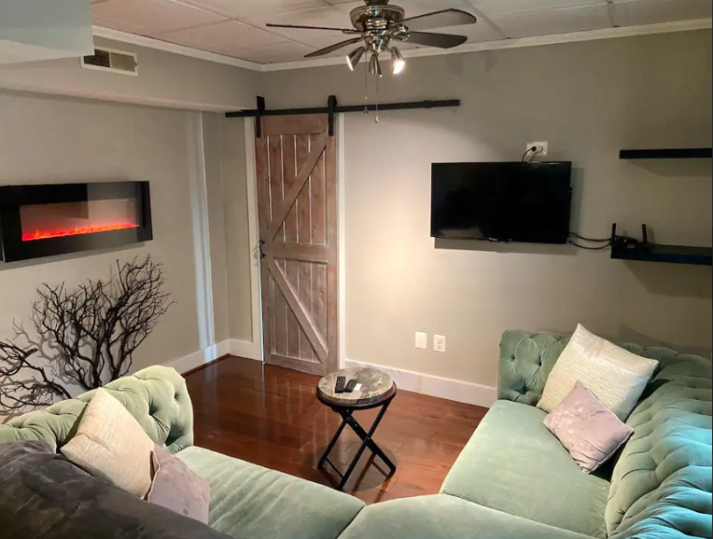 Alexandria Apartment: 1000 Queen St