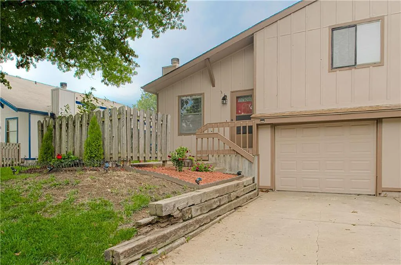 Kansas City Townhome: 9009 E 85th Ter