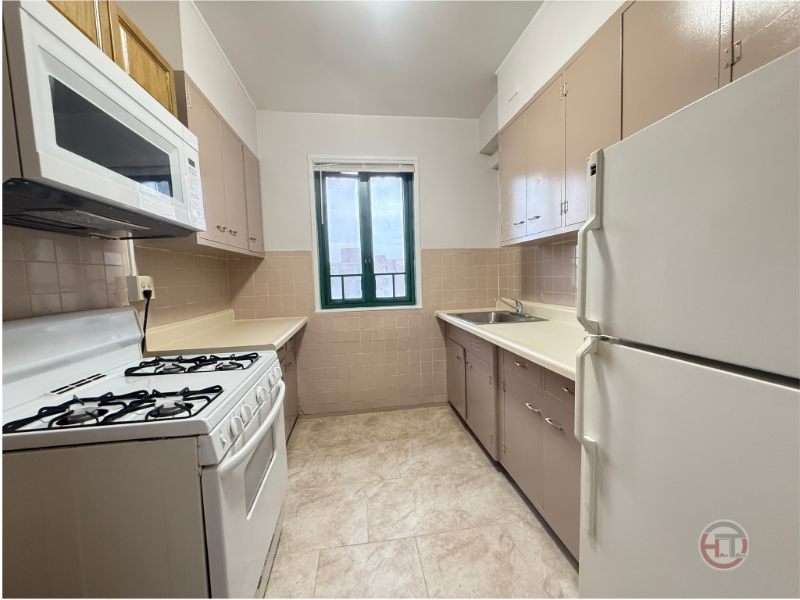 Bronx Condo: 1970 E Tremont ave