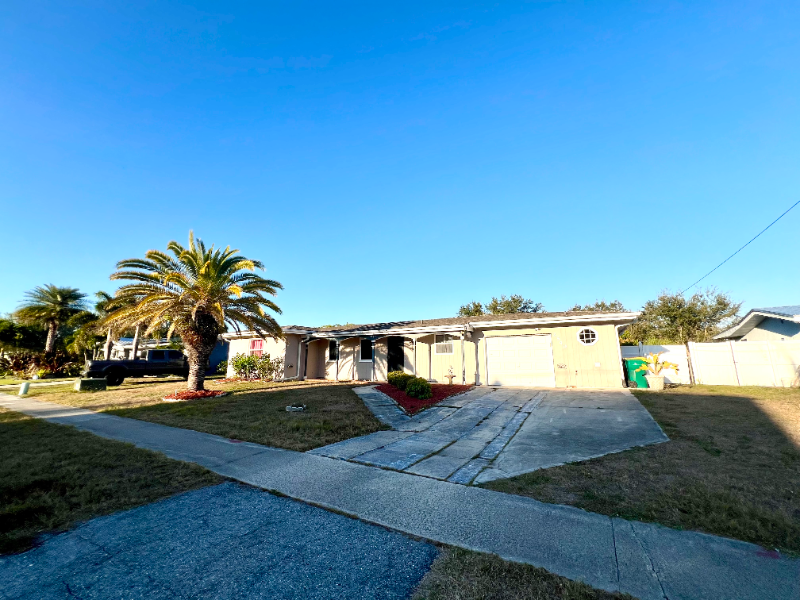 Port Charlotte House: 2540 Sistina St,