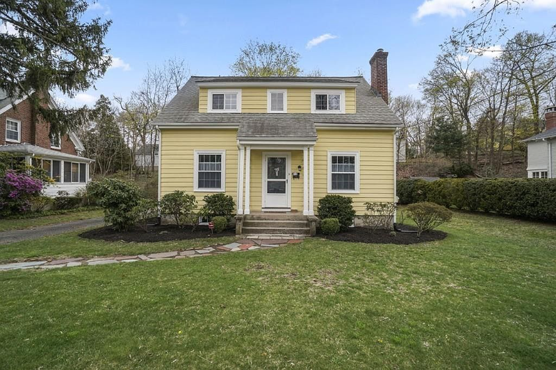 Wellesley House: 5 Greenlawn Ave